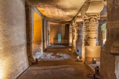 Ajanta, Hindistan - 6 Şubat 2017: Ajanta, Maharasthra eyaletinde bir uçuruma oyulmuş manastır (vihara)