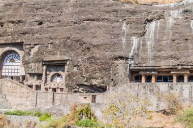 Hindistan 'ın Maharasthra Eyaleti Ajanta' da bir uçuruma oyulmuş Budist mağaralar.