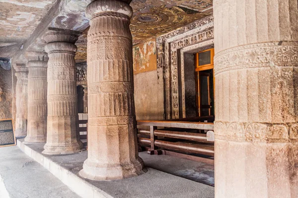 印度马哈拉施特拉邦阿贾塔悬崖上雕刻的佛洞2 — 图库照片
