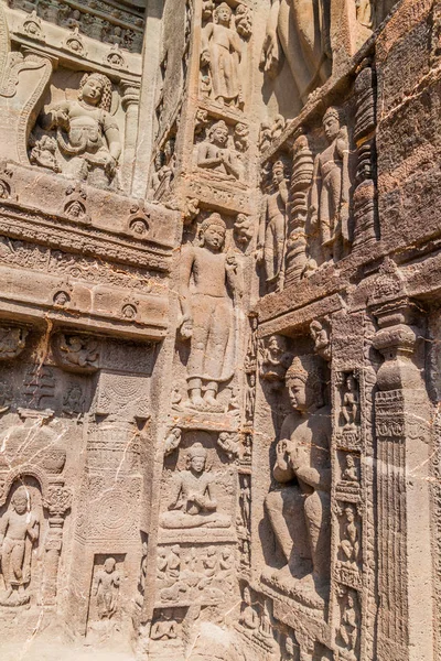 位于印度马哈拉施特拉邦阿贾塔的19号洞穴佛教礼拜堂华丽的入口被刻在悬崖上 — 图库照片