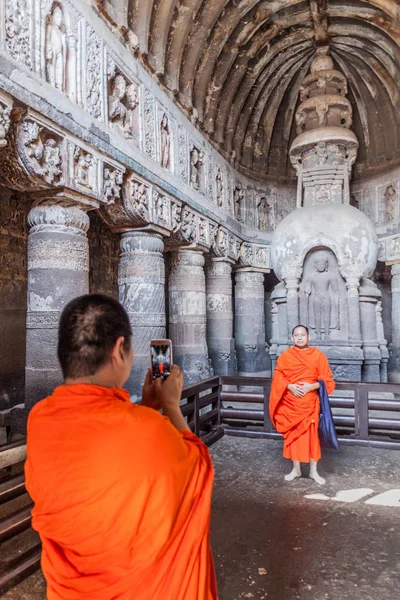 Ajanta India February 2017 Buddhist Monks Taking Photos Chaitya Prayer — ストック写真