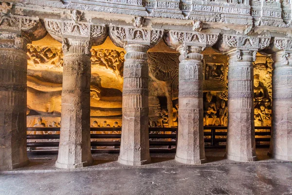 位于印度马哈拉施特拉邦阿贾塔的26号山洞 教堂里的柱子被刻在悬崖上 — 图库照片