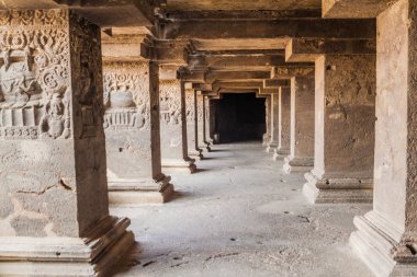 Ellora, Hindistan - 7 Şubat 2017: Ellora, Maharasthra Eyaleti, Hindistan 'daki Das Avatara (Vishnu' nun On Enkarnasyonu) Mağarası 'nda oyma
