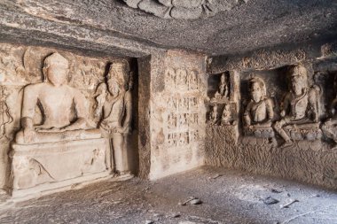 Ellora, Hindistan - 7 Şubat 2017: Ellora, Maharasthra Eyaleti, Hindistan 'daki Das Avatara (Vishnu' nun On Enkarnasyonu) Mağarası 'nda oyma