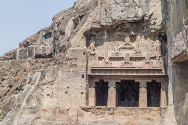 Hindistan, Maharasthra eyaletindeki Ellora 'da oyulmuş mağara.