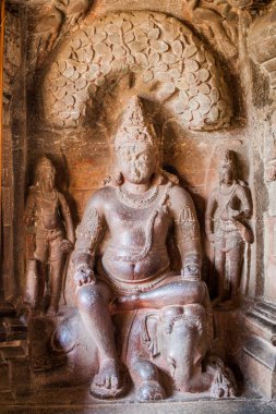 Ellora, Hindistan - 7 Şubat 2017: Hindistan Maharasthra Eyaleti, Ellora 'daki Indra Sabha Jain mağarasında Yaksha Matanga heykeli