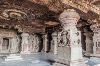 Hindistan 'ın Maharasthra Eyaleti, Ellora' daki Indra Sabha Jain mağarası.