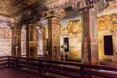 Ajanta, Hindistan - 6 Şubat 2017: Renkli dekore edilmiş vihara (manastır), 17. Mağara, Ajanta, Maharasthra eyaletinde bir uçuruma oyulmuş.