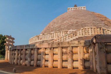 Stupa 1 'in görüntüsü, Sanchi, Madhya Pradesh, Hindistan' daki antik Budist anıtı