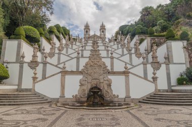 Bom Jesus 'a giden barok merdivenleri Braga, Portekiz yakınlarındaki Monte ibadethanesinde.