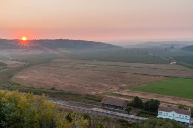 Portekiz 'in Obidos köyü yakınlarında gün batımı manzarası