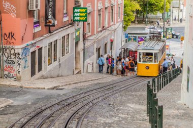Lizbon, Portekiz - 8 Ekim 2017: Gloria Funicular (Ascensor da Gloria), Lizbon, Portekiz