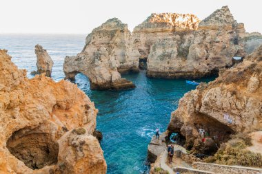 Lagos, Portekiz - 7 Ekim 2017: Lagos, Portekiz yakınlarındaki Ponta da Piedade 'de turistler