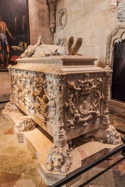 Lizbon, Portekiz - 11 Ekim 2017: Lizbon, Portekiz 'deki Jeronimos (Hieronymites) manastırında Vasco da Gama' nın mezarı