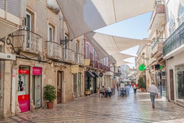 Faro, Portekiz - 5 Ekim 2017: Faro, Portekiz 'in merkezinde bir sokak manzarası.