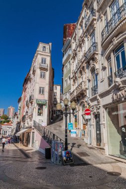 Coimbra, Portekiz - 13 Ekim 2017: Coimbra 'nın merkezindeki dar sokaklar.