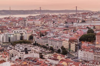 Gecenin silüeti Lizbon, Miradouro da Graca bakış açısından, Portekiz