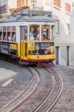 Lizbon, Portekiz - 10 Ekim 2017: Lizbon, Portekiz Alfama Mahallesi 'nde tramvay yolculuğu