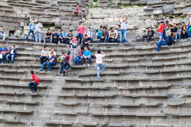 Umm Qais, Ürdün - 30 Mart 2017: Umm Qais 'deki Batı Tiyatrosu kalıntılarını ziyaret eden turistler