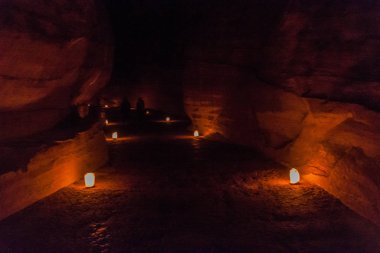 Gece Petra boyunca Siq (dar geçit, antik Petra 'nın ana girişi) boyunca devam eder, Ürdün