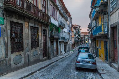 Porto, Portekiz - 16 Ekim 2017: Porto, Portekiz 'in merkezinde sokak.