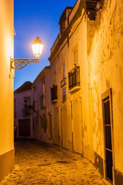 Faro, Portekiz 'in Cidade Velha kentindeki bir caddenin akşam manzarası.