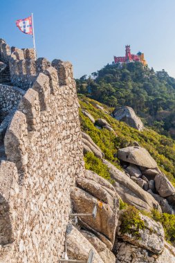 Arka planda Pena Palace (Palacio da Pena) ile Sintra 'daki Castelo dos Mouros kalesinin surları, Portekiz