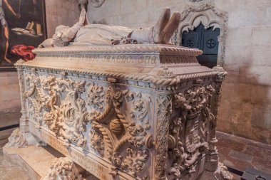 Lizbon, Portekiz - 11 Ekim 2017: Lizbon, Portekiz 'deki Jeronimos (Hieronymites) manastırında Vasco da Gama' nın mezarı