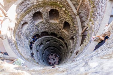 Sintra, Portekiz - 9 Ekim 2017: Portekiz 'in Sintra kentindeki Quinta da Regaleira kompleksindeki Poco Iniciatico Merdiveni (Başlangıç Kuyusu)