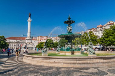Lizbon, Portekiz - 10 Ekim 2017: Lizbon, Portekiz 'deki Kral Pedro Iv Meydanı' nda Çeşme