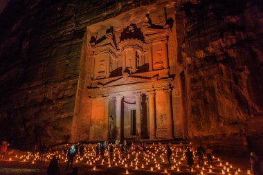 Petra, Ürdün - 22 Mart 2017: Turistler Petra boyunca Ürdün 'ün Petra kentindeki Hazine (Hazine) tapınağını ziyaret ettiler