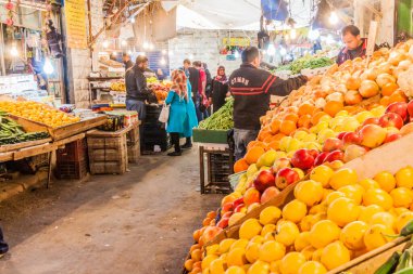 Amman, Ürdün - 31 Mart 2017: Amman, Ürdün 'deki meyve ve sebze pazarı