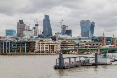 Thames Nehri ve İngiltere 'nin merkezindeki nehir kenarındaki binalar