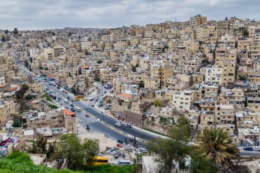 Ürdün 'ün başkenti Amman' ın merkezindeki tepelerdeki evlerin manzarası