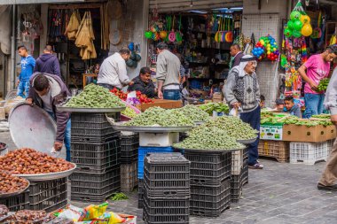 Irbid, Ürdün - 30 Mart 2017: Irbid 'in merkezinde tarihler ve taze bademlerle market tezgahları