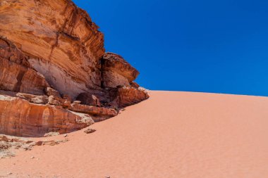 Wadi Rum çölünde kum tepesi, Ürdün