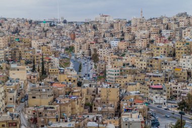 Yüksekte evleri olan Amman 'ın silüeti, Jordan..
