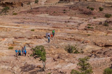 Petra, Ürdün - 23 Mart 2017: Ürdün 'ün Petra kenti yakınlarında turistler