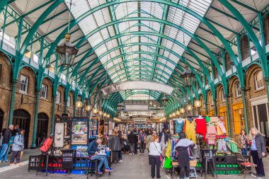 Londra, Birleşik Krallık - 4 Ekim 2017: Londra 'daki Covent Garden pazarı.
