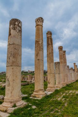 Ürdün 'ün Jerash kentindeki sütunlar harabeleri