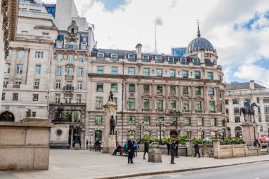 Londra, Birleşik Krallık - 4 Ekim 2017: Londra 'daki Bank yeraltı istasyonu çevresindeki binalar.