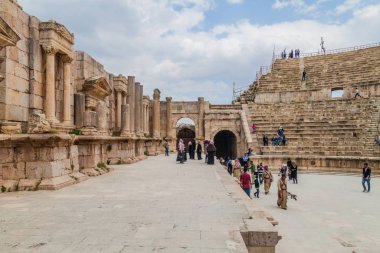 Jerash, Ürdün - 1 Nisan 2017: Jerash, Ürdün 'deki Güney Tiyatrosu Harabeleri