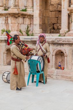 Jerash, Ürdün - 1 Nisan 2017: Jerash, Ürdün 'deki Güney Tiyatrosu' nda müzisyenler
