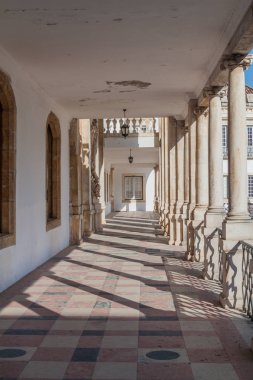 Portekiz 'deki Coimbra Üniversitesi binalarından birinin kemeri.