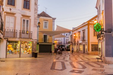 Faro, Portekiz - 5 Ekim 2017: Portekiz 'in merkezindeki bir caddenin akşam manzarası.