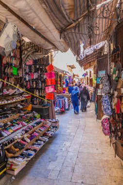 Tuz, Ürdün - 4 Nisan 2017: Salt Town 'da market tezgahları olan Dar Sokak.