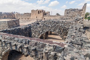 Qasr al-Azraq harabeleri (Mavi Kale), doğu Ürdün çölünde yer alan kale..