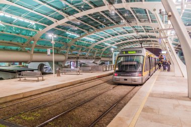 Porto, Portekiz - 18 Ekim 2017: Porto Metro havaalanı istasyonu, Portekiz.