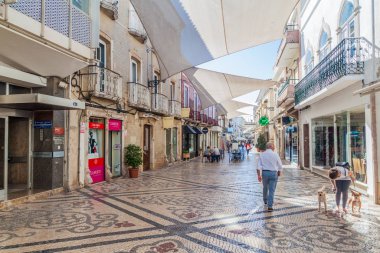 Faro, Portekiz - 5 Ekim 2017: Faro, Portekiz 'in merkezinde bir sokak manzarası.