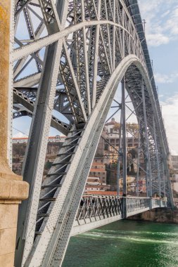 Dom Luis köprüsü Porto, Portekiz 'deki Douro nehri üzerinde.